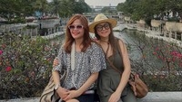 Sarah Azhari main ke Kota Tua bersama temannya. Ini saat mereka berfoto di pinggir kali yang khas di kawasan tersebut. (Foto: dok Instagram sazarita)