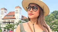 Sarah Azhari berkunjung ke Kota Tua Jakarta belum lama ini. Ia tampak kece dengan memakai kacamata, topi jerami, dan pakaian berwarna hijau. (Foto: dok Instagram sazarita)