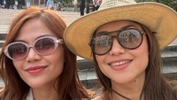 Sarah Azhari berswafoto dengan temannya bersama matahari di belakangnya yang ingin tenggelam. (Foto: dok Instagram sazarita)