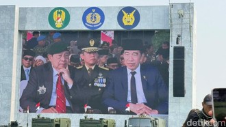 SBY dan Jokowi Hadiri Upacara HUT ke-81 TNI, Duduk Sebelahan