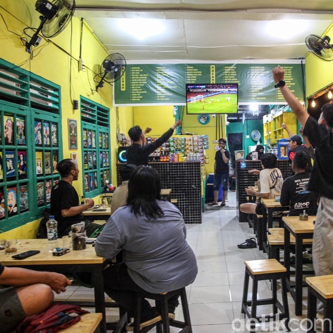 Serunya Warga Nobar Indonesia vs Thailand di Warkop