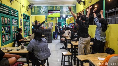 Serunya Warga Nobar Indonesia vs Thailand di Warkop
