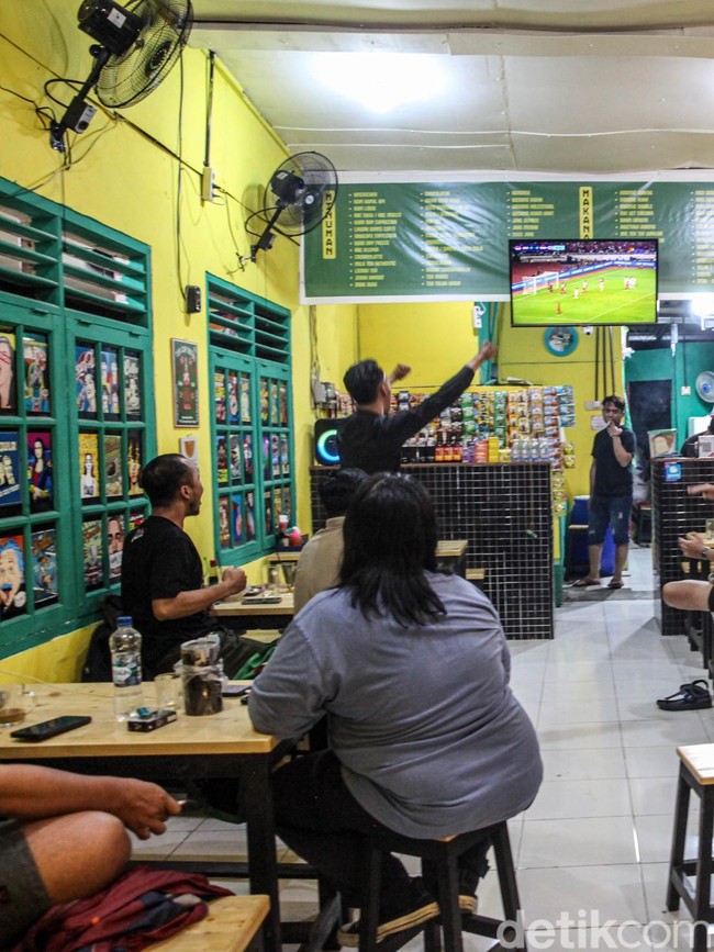 Serunya Warga Nobar Indonesia vs Thailand di Warkop