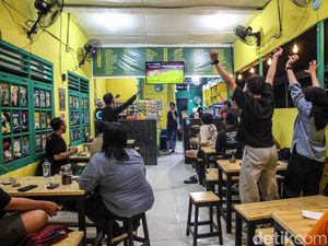 Serunya Warga Nobar Indonesia vs Thailand di Warkop