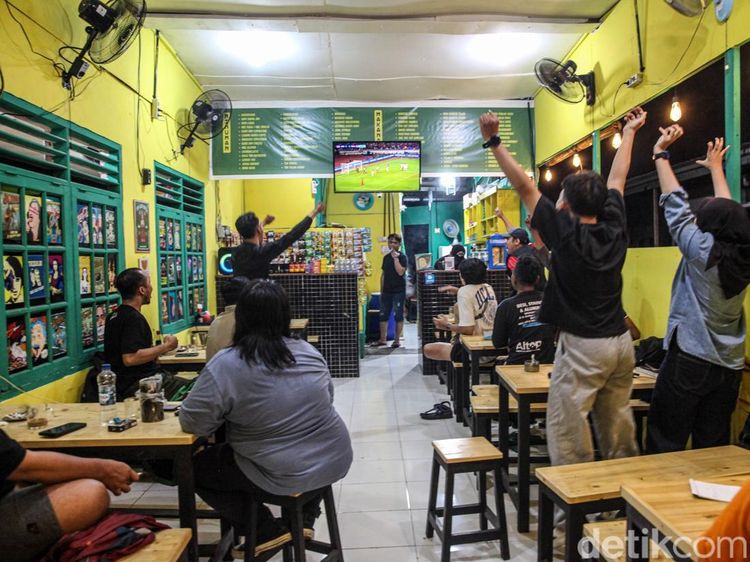 Serunya Warga Nobar Indonesia vs Thailand di Warkop