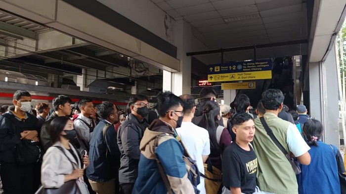 Situasi di Stasiun Duri pada Senin (5/10) pagi. (Shonya/detikcom)