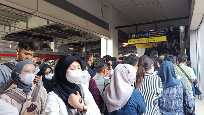 Situasi di Stasiun Duri pada Senin (5/10) pagi (Shonya/detikcom)