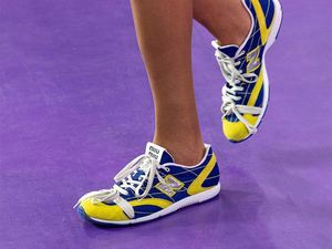 Miu Miu x New Balance Rilis Sneakers Baru, Dipakai Gigi Hadid di Catwalk