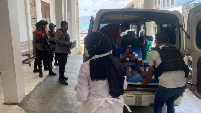 Sopir Kadis Dukcapil Dogiyai, Dadang Setiawan, dibacok OTK di Jalan Tokapo.