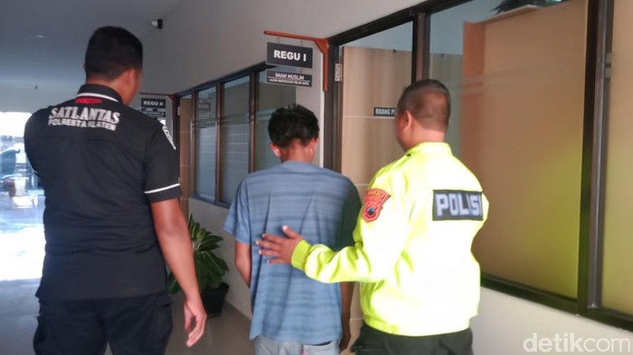 Sopir truk LH saat masuk ke ruang penyidik Unit Gakkum Sat Lantas Polresta Klaten.