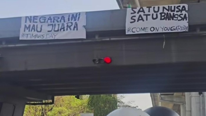 Spanduk bertuliskan Negara Ini Mau Juara terpasang di Flyover Makassar.