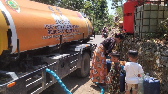 Suplai air bersih ke 3 desa kaki gunung Penanggungan di Mojokerto.