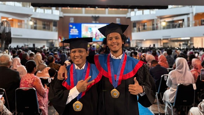 Suroso dan Najwan, ayah dan anak wisuda bareng di ITS.