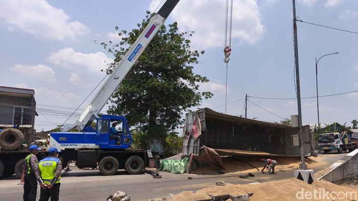 Tronton biji jagung terguling di Flyover Ganefo Mranggen Demak, Senin (5/10/2026).