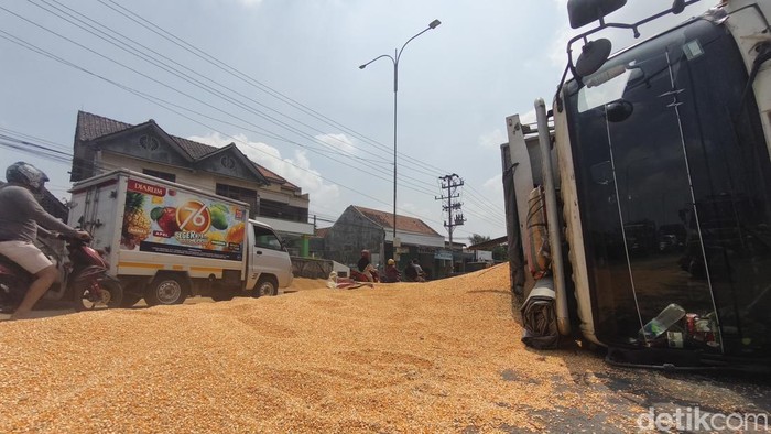Tronton biji jagung terguling di Flyover Ganefo Mranggen Demak, Senin (5/10/2026).