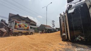 Potret Tronton Terguling di Flyover Mranggen Demak, Muatan Tumpah ke Jalan