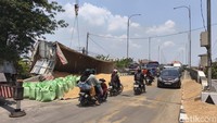 Polisi mengatakan sopir truk diduga mengantuk dan menabrak median jalan lalu terguling. Sementara kernet truk menyebut kondisi di TKP gelap saat peristiwa itu terjadi.