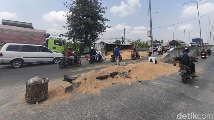 Truk biji jagung terguling di Flyover Ganefo Mranggen, Demak, Senin (5/10/2026).