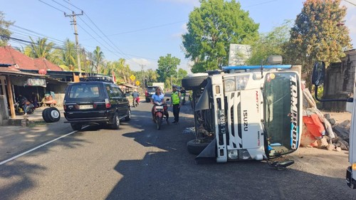 Truk jungkit terguling di Jalan Denpasar-Gilimanuk, tepatnya di Banjar Tirtakusuma, Desa Candikusuma, Kecamatan Melaya, Jembrana, Bali, Senin (5/10/2026). (Dok. Polsek Melaya)