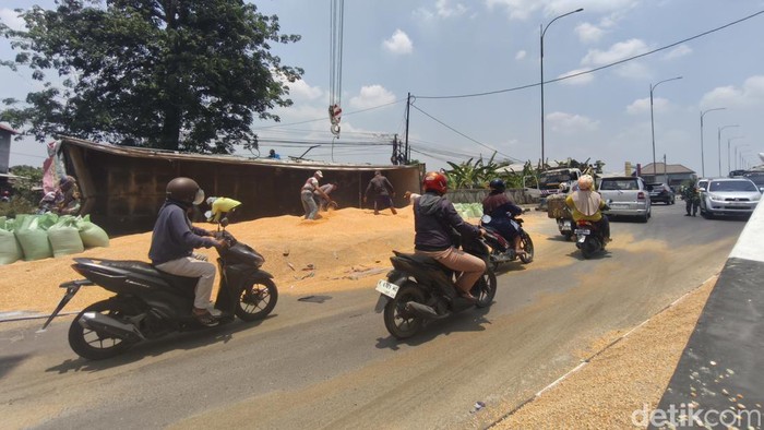 Truk muatan biji jagung terguling di Flyover Ganefo, Mranggen, Demak, Senin (5/10/2026).