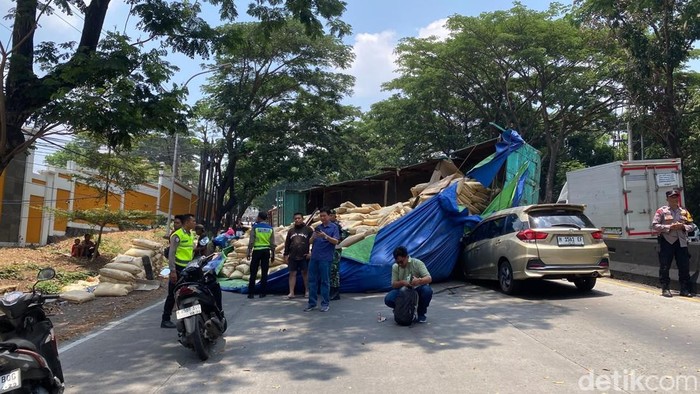 Truk tronton muatan PVC terguling timpa mobil di depan Makodam IV Diponegoro, Kecamatan Banyumanik, Kota Semarang, Senin (5/10/2026).