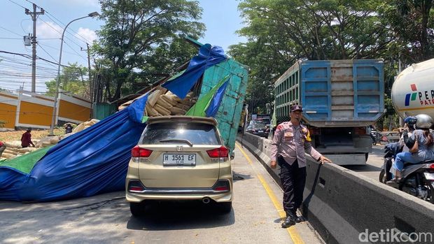 Truk tronton muatan PVC terguling timpa mobil di depan Makodam IV Diponegoro, Kecamatan Banyumanik, Kota Semarang, Senin (5/10/2026).