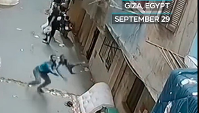 Viral aksi pemuda di Mesir yang menyelamatkan seorang anak yang terjatuh dari balkon.