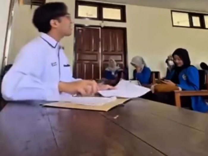 Viral video dosen yang tunjukkan work life balance unik: pagi hari sibuk mengajar di kampus, malam harinya berubah drastis jadi anggota boyband di panggung!