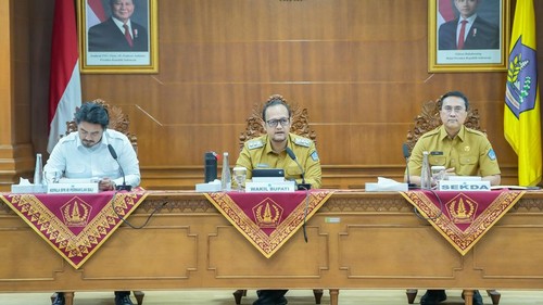 Wabup Badung, Bagus Alit Sucipta, didampingi Sekda Ida Bagus Surya Suamba menerima exit meeting BPK RI Perwakilan Bali di Ruang Kriya Gosana, Puspem Badung, Senin (5/10/2026). (Dok. Pemkab Badung)