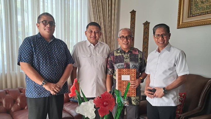 Wali Kota Makassar Munafri Appi Arifuddin membawa surat pengunduran diri ke Ketua Golkar Sulsel Ilham Arief Sirajuddin.
