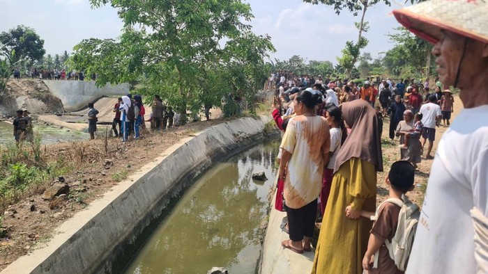 Warga saat mencari dan mengevakuasi korban tenggelam di Lampung
