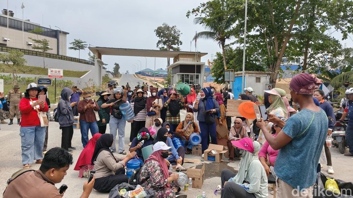 -Warga Sambau, Kecamatan Nongsa, Batam, menggelar aksi protes terkait keluhan air bersih yang mati berbulan-bulan di depan kawasan Nongsa Digital Park. (Alamudin Hamapu/detikSumut)