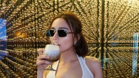 Kulineran di Singapura, Wika Salim Asyik Ngopi hingga Jajan Popcorn