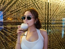 Kulineran di Singapura, Wika Salim Asyik Ngopi hingga Jajan Popcorn