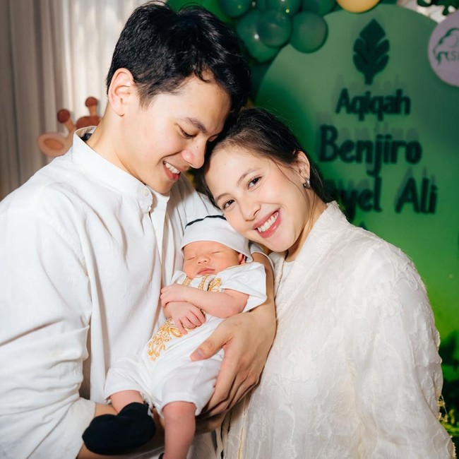 Adhisty Zara Gelar Akikah, Tsaqib Jelaskan Alasan Gak Tutupi Wajah Anak