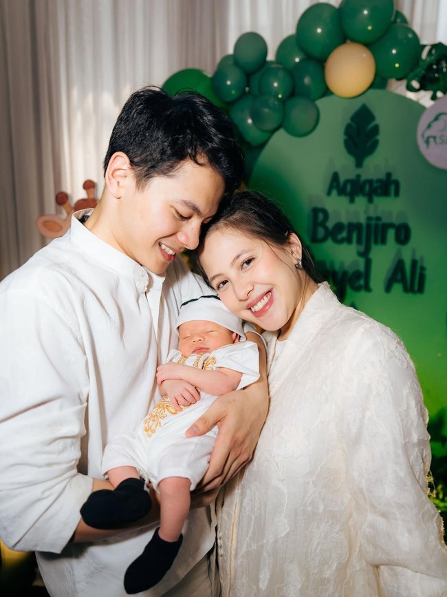 Adhisty Zara Gelar Akikah, Tsaqib Jelaskan Alasan Gak Tutupi Wajah Anak