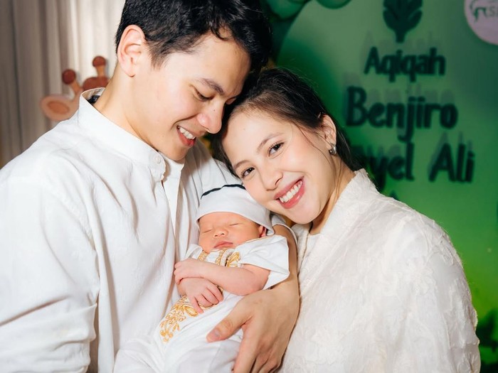 Zara Adhisty dan Tsaqib gelar aqiqah anak.