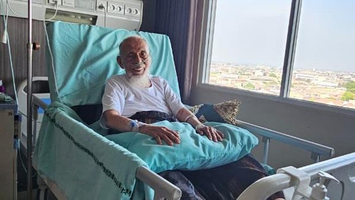 Pengasuh Ponpes Islam Al-Mukmin Abu Bakar Baasyir saat menjalani perawatan di RS Kustati Solo. Foto diunggah Selasa (6/10/2026).