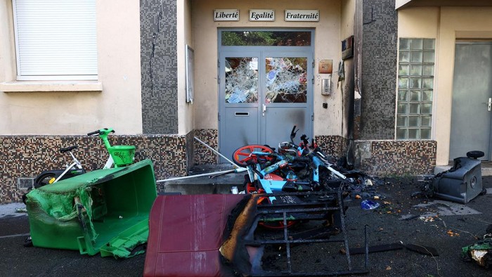 View of the damaged entrance doors of the Lycee Vauquelin high school with bicycles and garbage bins set on fire by protesters in Paris as high school students continue protests in France voicing anger over overcrowded classrooms, teacher shortages and dilapidated school buildings, which students blame on years of underinvestment, continue, France, October 5, 2026. REUTERS/Yves Herman      TPX IMAGES OF THE DAY