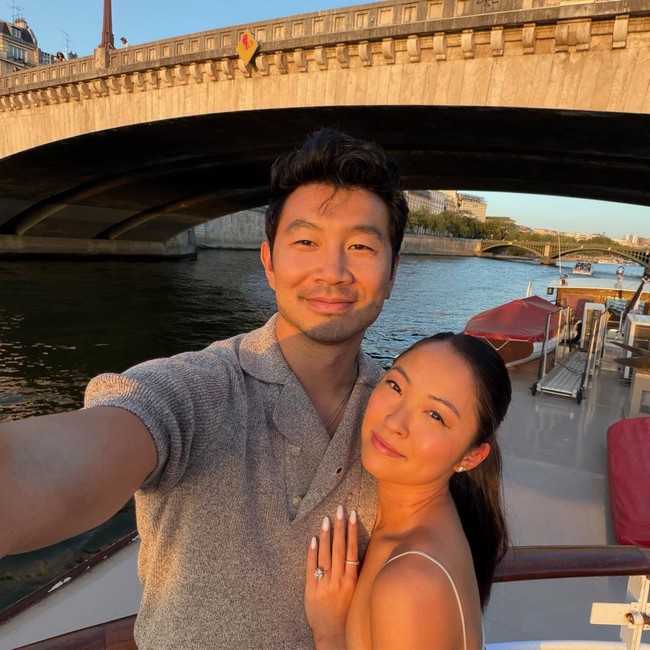 Sosok Allison Hsu Istri Aktor Simu Liu