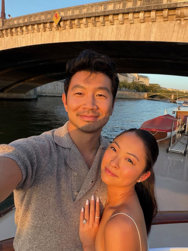 Sosok Allison Hsu Istri Aktor Simu Liu