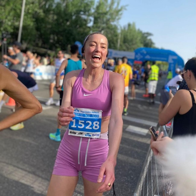 Cool! Amber Heard Virgin Half Marathon di Spanyol, Catat Waktu 1,39 Jam