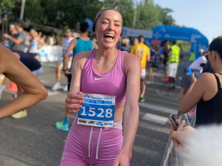 Cool! Amber Heard Virgin Half Marathon di Spanyol, Catat Waktu 1,39 Jam