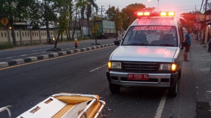 Ambulans relawan Ceper mengevakuasi korban kecelakaan di jalan Jogja-Solo, Desa Jambu Kulon, Ceper, Klaten, Selasa (6/10/2026) pagi.