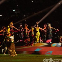 Penampilan Anggun di FIFA ASEAN Cup 2026, Pakai Kebaya Nyanyi Tanah Airku
