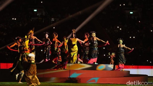 Penampilan Anggun di FIFA ASEAN Cup 2026, Pakai Kebaya Nyanyi Tanah Airku