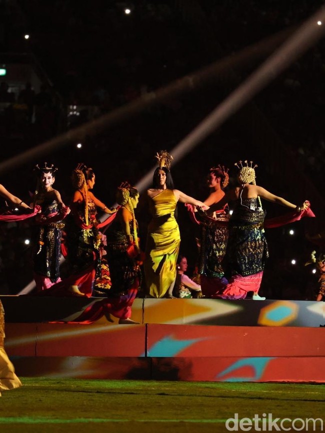 Penampilan Anggun di FIFA ASEAN Cup 2026, Pakai Kebaya Nyanyi Tanah Airku
