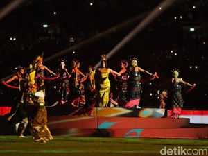 Penampilan Anggun di FIFA ASEAN Cup 2026, Pakai Kebaya Nyanyi Tanah Airku