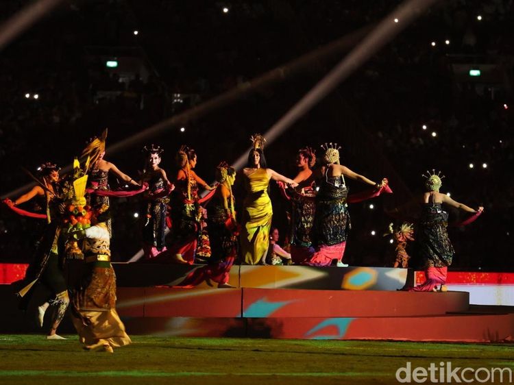 Penampilan Anggun di FIFA ASEAN Cup 2026, Pakai Kebaya Nyanyi Tanah Airku