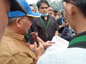 Asisten Kesra Sumsel Temui Massa, Siap Diberhentikan Jika Tuntutan Tak Dipenuhi
